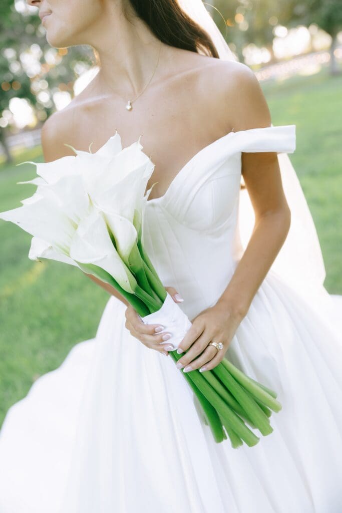 Bride with calla lily bouquet